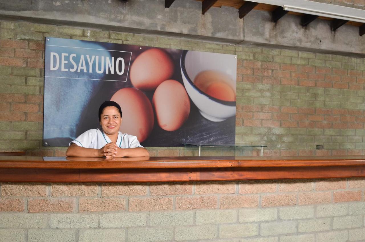 Hosteria Horizontes Caucasia Exterior foto
